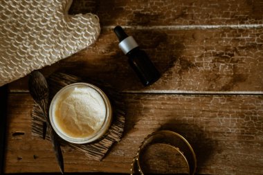 Masanın üstündeki doğal kozmetik ürünleri.