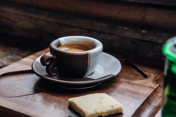 Kávová káva v keramickém hrnku na dřevěném stole — Stock fotografie