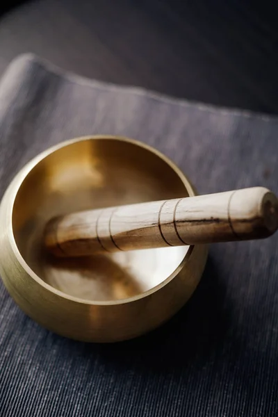 Bronze tibetan singing bowl, sound healing — Stok Foto