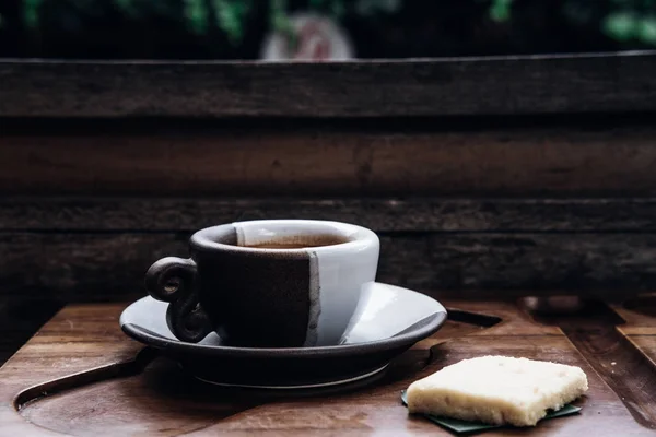 Café expresso em xícara de cerâmica na mesa de madeira — Fotografia de Stock