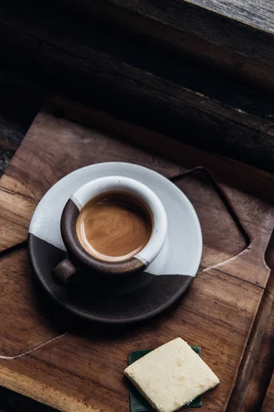 Café expresso em xícara de cerâmica na mesa de madeira — Fotografia de Stock