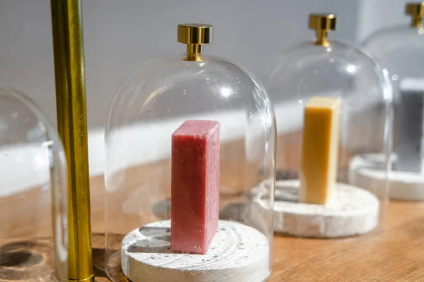 Sabun alami di bawah kubah kaca — Stok Foto