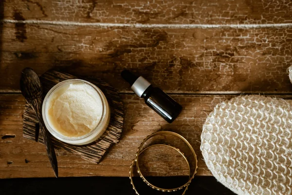 Kosmetik SPA alami pada meja kayu di atas kepala — Stok Foto