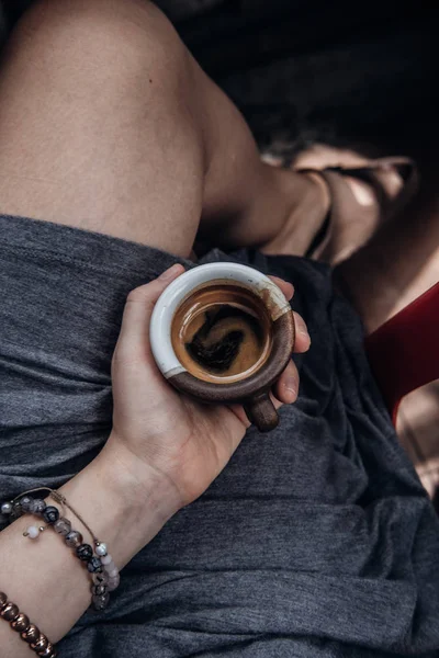 Frau trinkt Espresso-Kaffee — Stockfoto