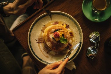 Erkek elleri Amerikan gözlemelerini kesiyor.