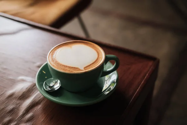 Cappuccino-Kaffee mit Herz in türkisfarbener Tasse — Stockfoto