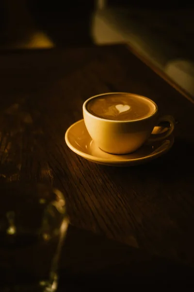 Café capuchino con corazón en taza amarilla — Foto de Stock