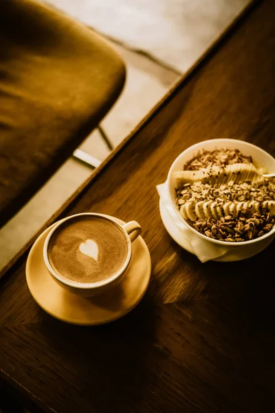 Kawa cappuccino z sercem w żółtym filiżance — Zdjęcie stockowe