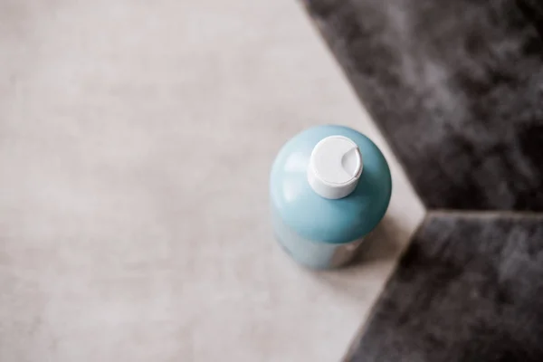 Botol plastik kosmetik berwarna biru abu-abu — Stok Foto