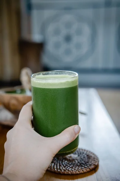 Vaso de jugo de apio verde sobre mesa de madera — Foto de Stock