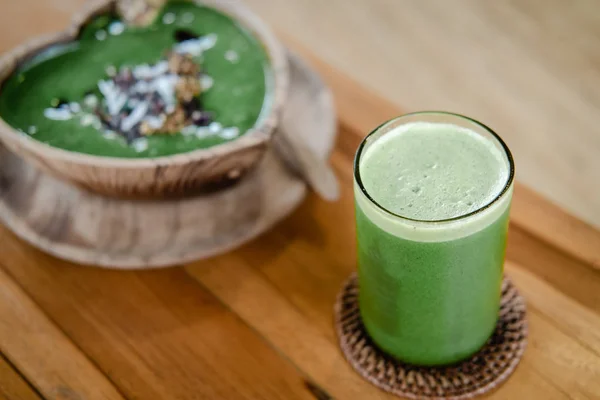 Copo de suco de aipo verde na mesa de madeira — Fotografia de Stock