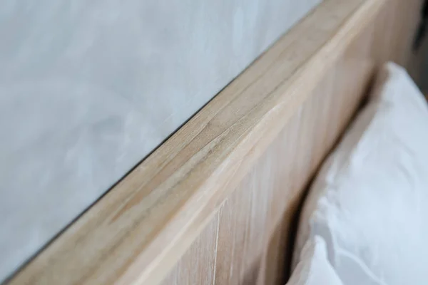 Cabeza de cama de madera y pared de hormigón gris — Foto de Stock