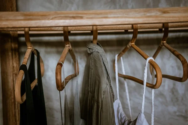 Boho chique aberto rack de roupas de madeira — Fotografia de Stock