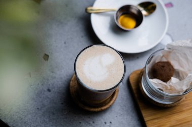 Gri beton masada Masala chai latte.