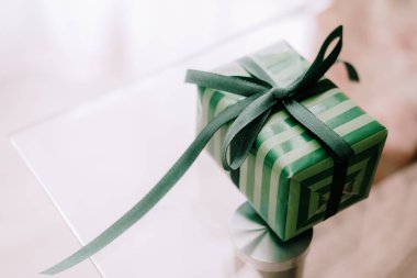 Bir küçük yeşil renk hediye kutusu