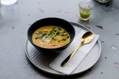 Açık gri arka planda kabak krema çorbası