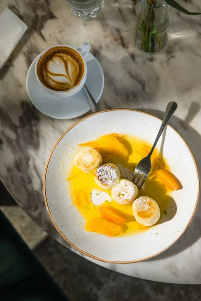 Pancake keju Cottage dengan selai jeruk — Stok Foto