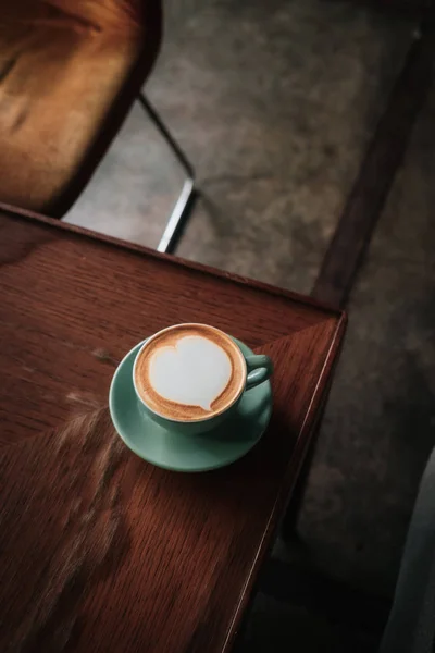 Coração arte latte em caneca turquesa — Fotografia de Stock