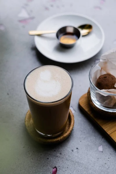 Masala chai latte sobre mesa de concreto cinza — Fotografia de Stock