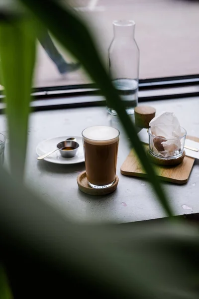 Masala chai latté na šedém betonovém stole — Stock fotografie