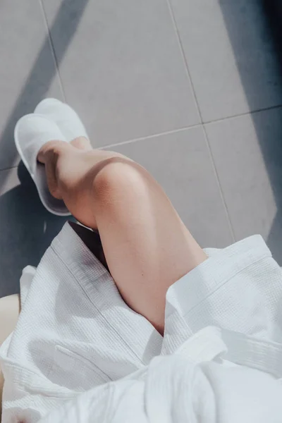 Женские голые ноги в свете и тени над головой — стоковое фото