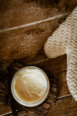 Masanın üstündeki doğal kozmetik ürünleri.