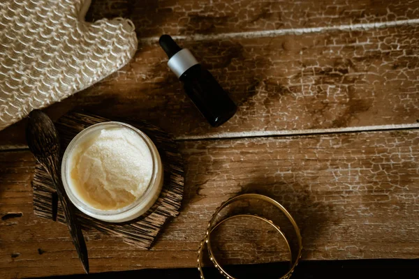 Kosmetik SPA alami pada meja kayu di atas kepala — Stok Foto