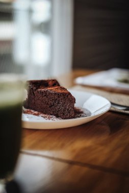 Bir dilim vejetaryen çikolatalı kek.