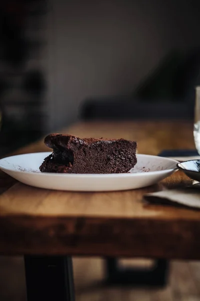 Fetta di torta vegana al cioccolato brownie — Foto Stock