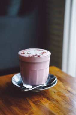 Vejetaryen hindistancevizi sütlü gül pancar latte sanatı