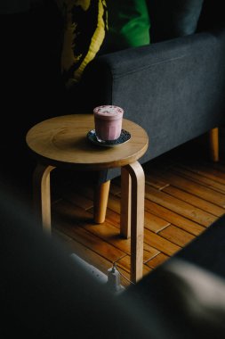 Vejetaryen hindistancevizi sütlü gül pancar latte sanatı