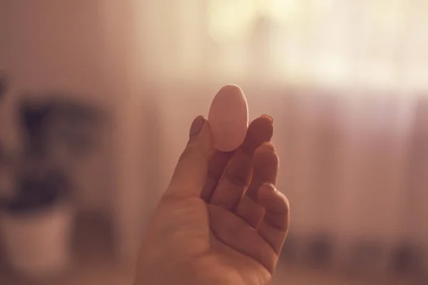 Wanita memegang telur yoni di tangan — Stok Foto