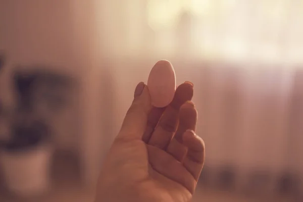 Woman holds yoni egg in hand — Stock Photo, Image