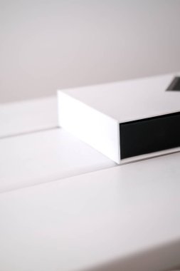 Beyaz ve siyah güzellik ürünü ambalaj kutuları