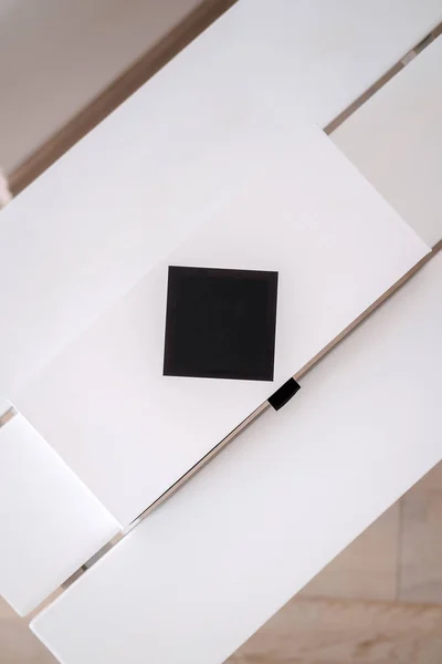 Paket produk kecantikan dalam kotak putih dan hitam — Stok Foto