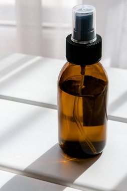 Organik kozmetik ürünleri olan cam kahverengi şişeler. 