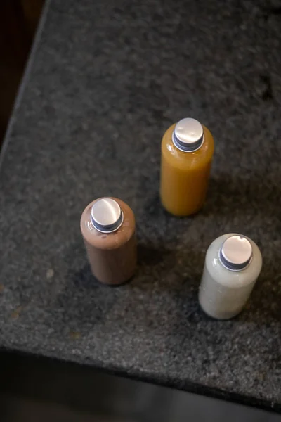 Cosméticos de spa em garrafas em mesa cinza-escura — Fotografia de Stock