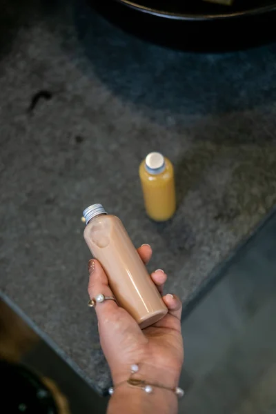 Kosmetik spa dalam botol di atas meja abu-abu gelap — Stok Foto