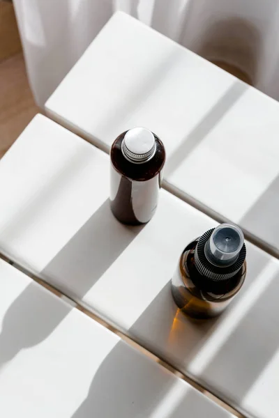 Botol Plastik Dan Kaca Coklat Dengan Kosmetik Organik Atas Meja — Stok Foto