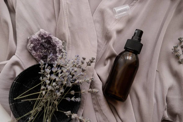 Szklana brązowa butelka z organicznymi kosmetykami — Zdjęcie stockowe