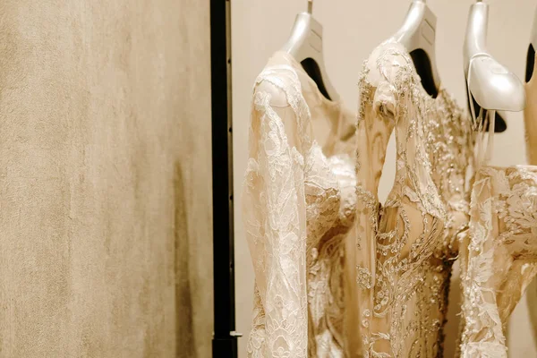 Gaun pengantin Krim tergantung di rak — Stok Foto
