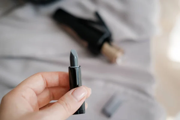 Lipstik hitam balsem di tangan wanita — Stok Foto