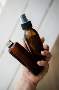 Kadınların elinde iki kozmetik şişesi