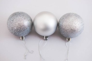 Beyaz gümüş Noel topları arka plan 