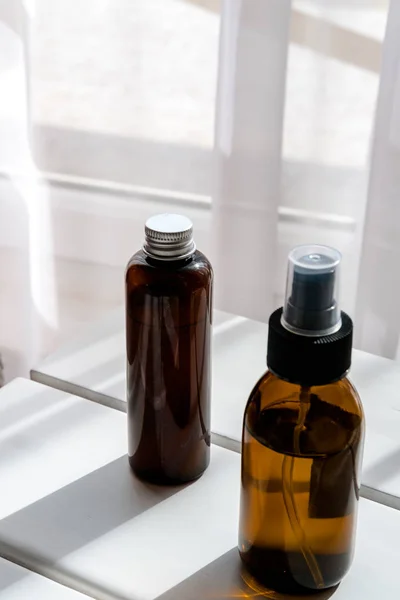 Botellas de vidrio marrón con cosméticos orgánicos — Foto de Stock