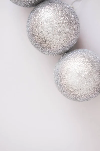 Białe srebrne świąteczne kulki tło — Zdjęcie stockowe