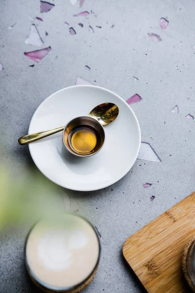 Masala chai latte di meja beton abu-abu — Stok Foto