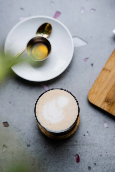 Masala chai latte di meja beton abu-abu — Stok Foto