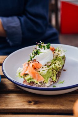 Füme somon ve yumurta ile avokado tost