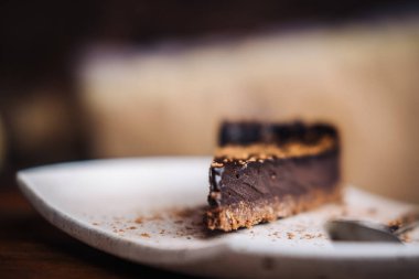 Bir dilim çiğ vejetaryen çikolatalı kek.